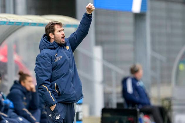 Thomas Johrden (Interimstrainer, Trainer, TSG), gibt Anweisungen, gestikuliert, mit den Armen gestikulieren, Einzelbild, Einzelfoto, Aktion, Action, 20.12.2025, Sinsheim (Hoffenheim) (Deutschland), Fussball, Google Pixel Frauen-Bundesliga, TSG 1899 Hoffenheim - FC Carl Zeiss Jena, DFB DFL REGULATIONS PROHIBIT ANY USE OF PHOTOGRAPHS AS IMAGE SEQUENCES AND OR QUASI-VIDEO.