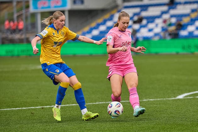 Zweikampf zwischen Melina Reuter (Carl Zeiss Jena, 07) und Jamilla Rankin (TSG 1899 Hoffenheim, 05) GER, TSG 1899 Hoffenheim vs. FC Carl Zeiss Jena, Fussball, Frauen, Google Pixel Bundesliga, 14. Spieltag, Spielzeit 2025 2026, 20.12.2025 DFL, DFB regulations prohibit any use of photographs as image sequences and or quasi-video GER, TSG 1899 Hoffenheim vs. FC Carl Zeiss Jena, Fussball, Frauen, Google Pixel Bundesliga, 14. Spieltag, Spielzeit 2025 2026, 20.12.2025 Sinsheim Copyright: xEibner-Pressefoto GeraldxOelze-dexStoppanyx EP_ODS
