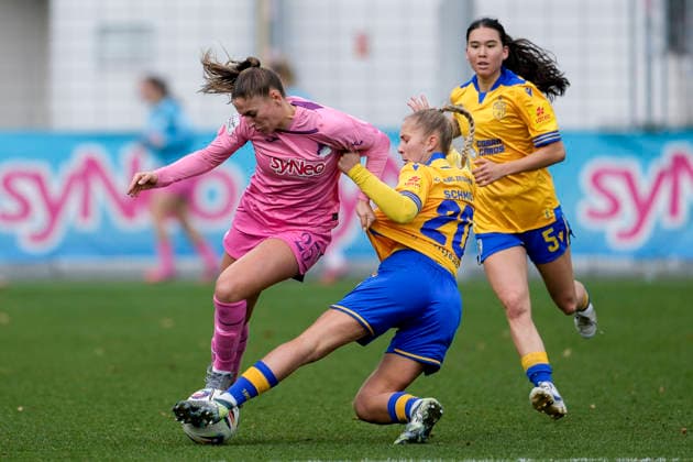 v.li.: Melissa Kössler (TSG, 25), Stefanie Schmid (Steffi Schmid, Jena, 20), Suya Haering (Jena, 5), Zweikampf, Spielszene, Duell, duel, tackle, tackling, Dynamik, Action, Aktion, 20.12.2025, Sinsheim (Hoffenheim) (Deutschland), Fussball, Google Pixel Frauen-Bundesliga, TSG 1899 Hoffenheim - FC Carl Zeiss Jena, DFB DFL REGULATIONS PROHIBIT ANY USE OF PHOTOGRAPHS AS IMAGE SEQUENCES AND OR QUASI-VIDEO.