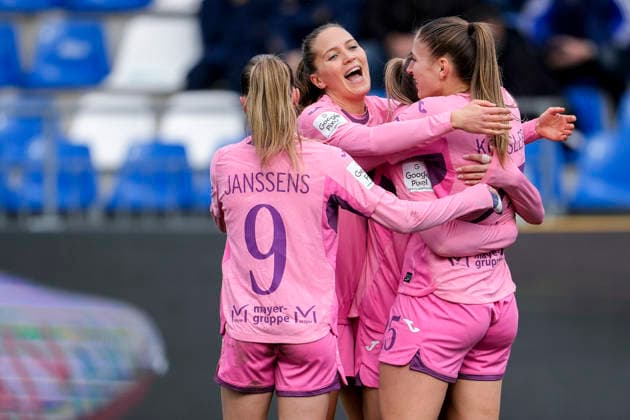 v.li.: Jill Janssens (TSG, 9), Lisann Kaut (TSG, 4), Selina Cerci (TSG, 29), Torschützin Melissa Kössler (TSG, 25), Spielerinnen der TSG 1899 Hoffenheim, jubeln über das Tor zum 2:0, Jubel, Torjubel, Torerfolg, celebrate the goal, goal, celebration, jubelt ueber das Tor, Freuen, Freude, freut sich, optimistisch, positiv, Spielszene, Highlight, Action, Aktion, 20.12.2025, Sinsheim (Hoffenheim) (Deutschland), Fussball, Google Pixel Frauen-Bundesliga, TSG 1899 Hoffenheim - FC Carl Zeiss Jena, DFB DFL REGULATIONS PROHIBIT ANY USE OF PHOTOGRAPHS AS IMAGE SEQUENCES AND OR QUASI-VIDEO.