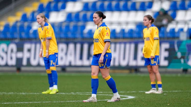 v.li.: Melina Reuter (Jena, 7), Elena Mühlemann (Jena, 30), Lisa Gora (Jena, 16), Spielerinnen vom FC Carl Zeiss Jena, enttäuscht schauend, Enttäuschung, Frustration, disappointed, pessimistisch, nach dem Gegentor zum 2:0, Action, Aktion, Spielszene, 20.12.2025, Sinsheim (Hoffenheim) (Deutschland), Fussball, Google Pixel Frauen-Bundesliga, TSG 1899 Hoffenheim - FC Carl Zeiss Jena, DFB DFL REGULATIONS PROHIBIT ANY USE OF PHOTOGRAPHS AS IMAGE SEQUENCES AND OR QUASI-VIDEO.
