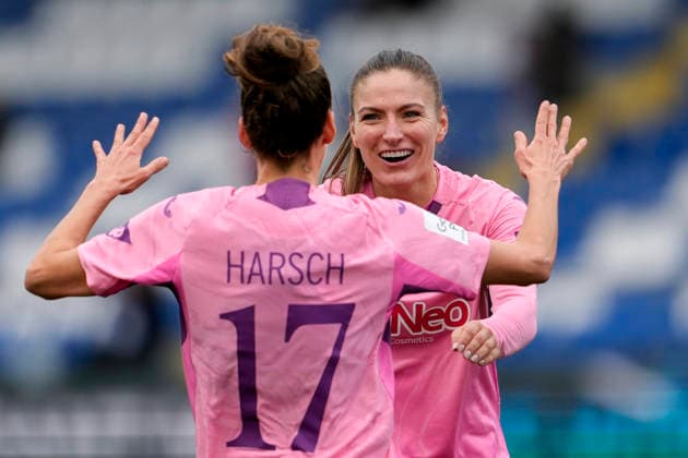 v.li.: Torschützin Franziska Harsch (TSG, 17), Melissa Kössler (TSG, 25), Spielerinnen der TSG 1899 Hoffenheim, jubeln über das Tor zum 3:0, Jubel, Torjubel, Torerfolg, celebrate the goal, goal, celebration, jubelt ueber das Tor, Freuen, Freude, freut sich, optimistisch, positiv, Spielszene, Highlight, Action, Aktion, 20.12.2025, Sinsheim (Hoffenheim) (Deutschland), Fussball, Google Pixel Frauen-Bundesliga, TSG 1899 Hoffenheim - FC Carl Zeiss Jena, DFB DFL REGULATIONS PROHIBIT ANY USE OF PHOTOGRAPHS AS IMAGE SEQUENCES AND OR QUASI-VIDEO.