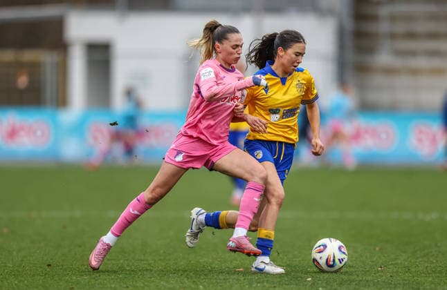 GER, Hoffenheim, TSG Hoffenheim vs Carl Zeiss Jena, Google Pixel Frauen Bundesliga, Fussball, DFB, Spielzeit 2025 2026, Dietmar-Hopp-Stadion, 14. Spieltag im Bild v.l.: Jill Janssens (TSG 1899 Hoffenheim Frauen 9), Suya Haering (FC Carl Zeiss Jena Frauen 5), Zweikampf DFB DFL REGULATIONS PROHIBIT ANY USE OF PHOTOGRAPHS AS IMAGE SEQUENCES AND OR QUASI-VIDEO, 20.12.2025 Copyright: HMBxMedia HendrikxHamelau