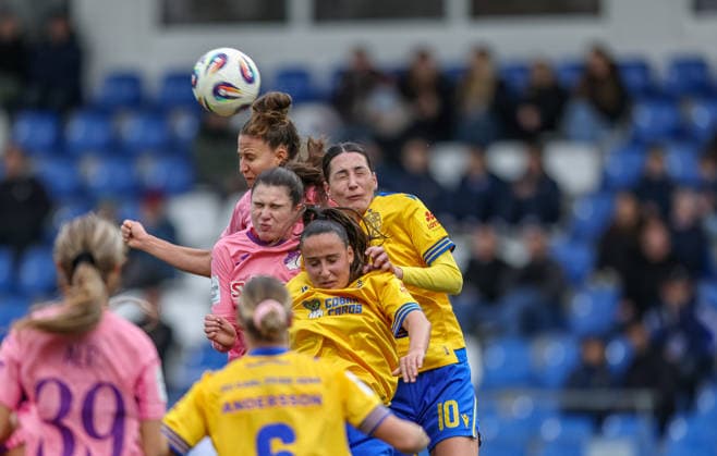 GER, Hoffenheim, TSG Hoffenheim vs Carl Zeiss Jena, Google Pixel Frauen Bundesliga, Fussball, DFB, Spielzeit 2025 2026, Dietmar-Hopp-Stadion, 14. Spieltag im Bild v.l.: Franziska Harsch (TSG 1899 Hoffenheim Frauen 17), Nelly Juckel (FC Carl Zeiss Jena Frauen 31), Merza Julević (FC Carl Zeiss Jena Frauen 10), Kopfballduell, Zweikampf DFB DFL REGULATIONS PROHIBIT ANY USE OF PHOTOGRAPHS AS IMAGE SEQUENCES AND OR QUASI-VIDEO, 20.12.2025 Copyright: HMBxMedia HendrikxHamelau