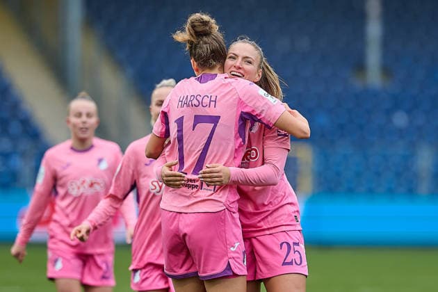 Melissa Koessler (TSG 1899 Hoffenheim, 25) gratuliert Franziska Harsch (TSG 1899 Hoffenheim, 17) zu ihrem Treffer zum 3:0, Freude, Torjubel GER, TSG 1899 Hoffenheim vs. FC Carl Zeiss Jena, Fussball, Frauen, Google Pixel Bundesliga, 14. Spieltag, Spielzeit 2025 2026, 20.12.2025 DFL, DFB regulations prohibit any use of photographs as image sequences and or quasi-video GER, TSG 1899 Hoffenheim vs. FC Carl Zeiss Jena, Fussball, Frauen, Google Pixel Bundesliga, 14. Spieltag, Spielzeit 2025 2026, 20.12.2025 Sinsheim Copyright: xEibner-Pressefoto GeraldxOelze-dexStoppanyx EP_ODS