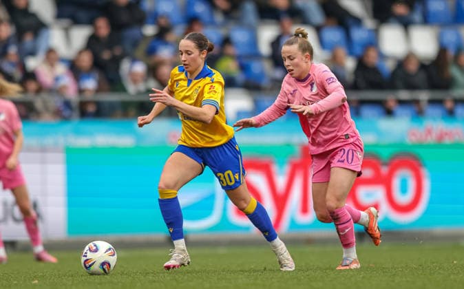 GER, Hoffenheim, TSG Hoffenheim vs Carl Zeiss Jena, Google Pixel Frauen Bundesliga, Fussball, DFB, Spielzeit 2025 2026, Dietmar-Hopp-Stadion, 14. Spieltag im Bild v.l.: Elena Mühlemann (FC Carl Zeiss Jena Frauen 30), Laura Gloning (TSG 1899 Hoffenheim Frauen 20), Zweikampf DFB DFL REGULATIONS PROHIBIT ANY USE OF PHOTOGRAPHS AS IMAGE SEQUENCES AND OR QUASI-VIDEO, 20.12.2025 Copyright: HMBxMedia HendrikxHamelau
