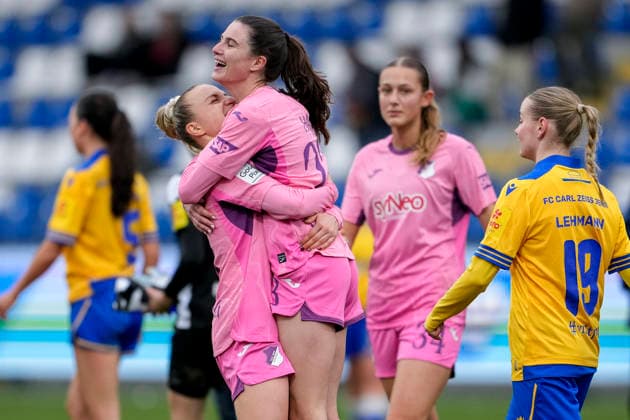 v.li.: Vanessa Diehm (TSG, 6), Chiara Hahn (TSG, 23), Svenja Vöhringer (TSG, 34), Spielerinnen der TSG 1899 Hoffenheim, Jubel nach dem Schlusspfiff, Freude über den Sieg, Sieger, Gewinner, jubelt, jubeln, fröhlich, positiv, freut sich, freuen, optimistisch, Highlight, Action, Aktion, 20.12.2025, Sinsheim (Hoffenheim) (Deutschland), Fussball, Google Pixel Frauen-Bundesliga, TSG 1899 Hoffenheim - FC Carl Zeiss Jena, DFB DFL REGULATIONS PROHIBIT ANY USE OF PHOTOGRAPHS AS IMAGE SEQUENCES AND OR QUASI-VIDEO.