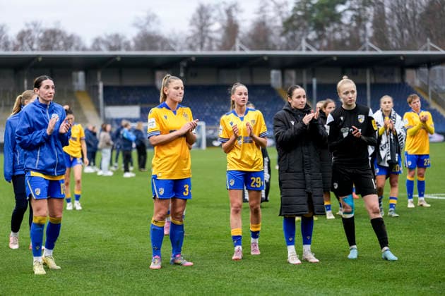 Spielerinnen vom FC Carl Zeiss Jena, enttäuscht über die Niederlage, Enttäuschung nach dem Schlusspfiff, Highlight, Verlierer, verloren, Frustration, disappointed, pessimistisch, 20.12.2025, Sinsheim (Hoffenheim) (Deutschland), Fussball, Google Pixel Frauen-Bundesliga, TSG 1899 Hoffenheim - FC Carl Zeiss Jena, DFB DFL REGULATIONS PROHIBIT ANY USE OF PHOTOGRAPHS AS IMAGE SEQUENCES AND OR QUASI-VIDEO.
