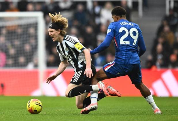 Wesley Fofana of Chelsea fouls Anthony Gordon of Newcastle United Newcastle United v Chelsea, Premier League, Football, St James Park, Newcastle, UK - 20 Dec 2025Newcastle St James Park United Kingdom EDITORIAL USE ONLY No use with unauthorised audio, video, data, fixture lists, club league logos or live services. Online in-match use limited to 120 images, no video emulation. No use in betting, games or single club league player publications. Copyright: xRichardxLee Shutterstockx 16148796bc