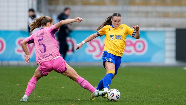 v.li.: Jamilla Sofia Rankin (TSG, 5), Felicia Sträßer (Strässer, Jena, 8), Zweikampf, Spielszene, Duell, duel, tackle, tackling, Dynamik, Action, Aktion, 20.12.2025, Sinsheim (Hoffenheim) (Deutschland), Fussball, Google Pixel Frauen-Bundesliga, TSG 1899 Hoffenheim - FC Carl Zeiss Jena, DFB DFL REGULATIONS PROHIBIT ANY USE OF PHOTOGRAPHS AS IMAGE SEQUENCES AND OR QUASI-VIDEO.