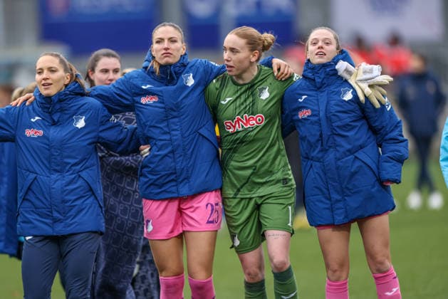 GER, Hoffenheim, TSG Hoffenheim vs Carl Zeiss Jena, Google Pixel Frauen Bundesliga, Fussball, DFB, Spielzeit 2025 2026, Dietmar-Hopp-Stadion, 14. Spieltag im Bild: TSG Hoffenheim Frauen freuen sich über den Sieg nach dem Spiel gegen Jena, Sieg nach Toren 5:1, Melissa Kössler (TSG 1899 Hoffenheim Frauen 25), Laura Dick (TSG 1899 Hoffenheim Frauen 1) DFB DFL REGULATIONS PROHIBIT ANY USE OF PHOTOGRAPHS AS IMAGE SEQUENCES AND OR QUASI-VIDEO, 20.12.2025 Copyright: HMBxMedia HendrikxHamelau