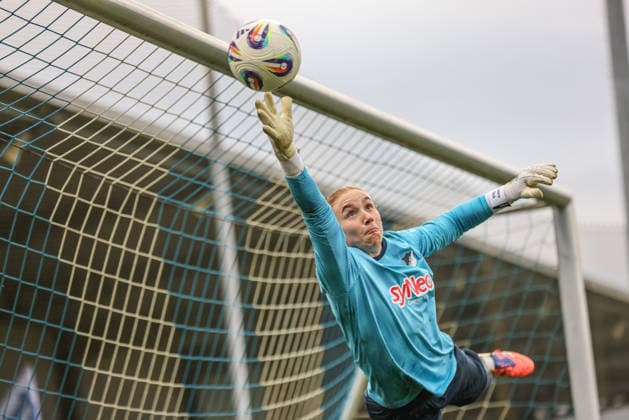 GER, Hoffenheim, TSG Hoffenheim vs Carl Zeiss Jena, Google Pixel Frauen Bundesliga, Fussball, DFB, Spielzeit 2025 2026, Dietmar-Hopp-Stadion, 14. Spieltag im Bild: Laura Dick (TSG 1899 Hoffenheim Frauen 1), Sprungparade, Flug, Ball DFB DFL REGULATIONS PROHIBIT ANY USE OF PHOTOGRAPHS AS IMAGE SEQUENCES AND OR QUASI-VIDEO, 20.12.2025 Copyright: HMBxMedia HendrikxHamelau