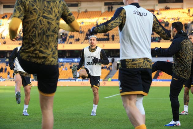Andrà of Wolverhampton Wanderers warms up with team mates ahead of their Premier League match against Brentford at the Molineux stadium. Wolverhampton Wanderers v Brentford, Premier League, Football, Molineux, Wolverhampton, UK - 20 Dec 2025Wolverhampton Molineux United Kingdom EDITORIAL USE ONLY No use with unauthorised audio, video, data, fixture lists, club league logos or live services. Online in-match use limited to 120 images, no video emulation. No use in betting, games or single club league player publications. Copyright: xLindseyxParnaby Shutterstockx 16148976n