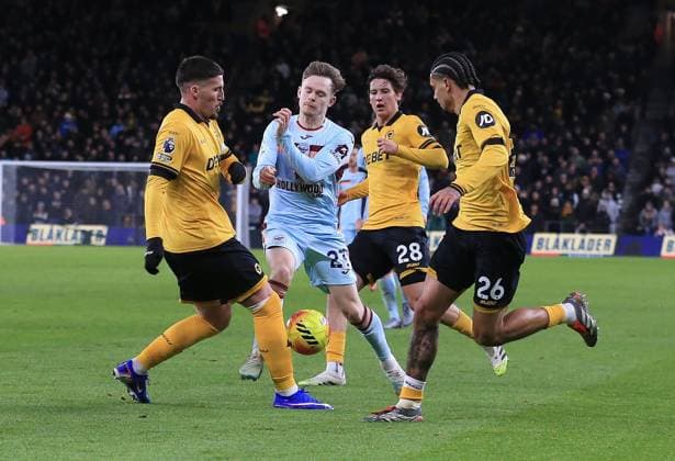 Wolves defend against Keane Lewis-Potter of Brentford (c). Wolverhampton Wanderers v Brentford, Premier League, Football, Molineux, Wolverhampton, UK - 20 Dec 2025Wolverhampton Molineux United Kingdom EDITORIAL USE ONLY No use with unauthorised audio, video, data, fixture lists, club league logos or live services. Online in-match use limited to 120 images, no video emulation. No use in betting, games or single club league player publications. Copyright: xLindseyxParnaby Shutterstockx 16148976aa
