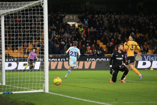 Keane Lewis-Potter of Brentford (c) celebrates scoring the opening goal against Wolverhampton Wanderers. Wolverhampton Wanderers v Brentford, Premier League, Football, Molineux, Wolverhampton, UK - 20 Dec 2025Wolverhampton Molineux United Kingdom EDITORIAL USE ONLY No use with unauthorised audio, video, data, fixture lists, club league logos or live services. Online in-match use limited to 120 images, no video emulation. No use in betting, games or single club league player publications. Copyright: xLindseyxParnaby Shutterstockx 16148976ac