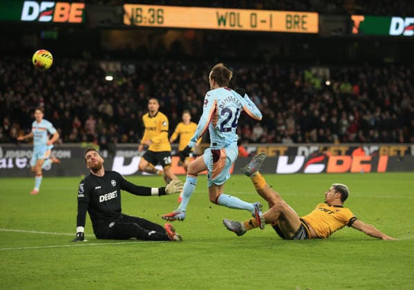 Mikkel Damsgaard of Brentford shoots wide of Wolves goal. Wolverhampton Wanderers v Brentford, Premier League, Football, Molineux, Wolverhampton, UK - 20 Dec 2025Wolverhampton Molineux United Kingdom EDITORIAL USE ONLY No use with unauthorised audio, video, data, fixture lists, club league logos or live services. Online in-match use limited to 120 images, no video emulation. No use in betting, games or single club league player publications. Copyright: xLindseyxParnaby Shutterstockx 16148976ag