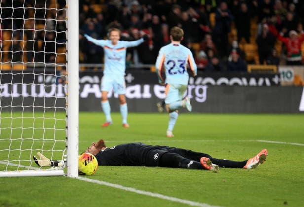 Josà Sa, goalkeeper of Wolverhampton Wanderers shows dejection as Keane Lewis-Potter of Brentford (c) celebrates scoring his second goal. Wolverhampton Wanderers v Brentford, Premier League, Football, Molineux, Wolverhampton, UK - 20 Dec 2025Wolverhampton Molineux United Kingdom EDITORIAL USE ONLY No use with unauthorised audio, video, data, fixture lists, club league logos or live services. Online in-match use limited to 120 images, no video emulation. No use in betting, games or single club league player publications. Copyright: xLindseyxParnaby Shutterstockx 16148976ai