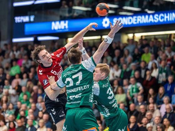 Niclas Kirkeloekke (SG Flensburg-Handewitt, 05) wirft aus dem Rueckraum, Frisch Auf Goeppingen vs. SG Flensburg-Handewitt, Handball, 1. Bundesliga, Herren, Spielzeit 2025 2026, 20.12.2025, Frisch Auf Goeppingen vs. SG Flensburg-Handewitt, Handball, 1. Bundesliga, Herren, Spielzeit 2025 2026, 20.12.2025 Goeppingen Copyright: xEibner-Pressefoto MichaelxSchmidx EP_MST