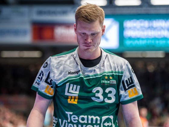 Ymir Oern Gislason (Frisch Auf Goeppingen, 33) muss nach 2 Minuten, nach einer roten Karte, vom Feld, Frisch Auf Goeppingen vs. SG Flensburg-Handewitt, Handball, 1. Bundesliga, Herren, Spielzeit 2025 2026, 20.12.2025, Frisch Auf Goeppingen vs. SG Flensburg-Handewitt, Handball, 1. Bundesliga, Herren, Spielzeit 2025 2026, 20.12.2025 Goeppingen Copyright: xEibner-Pressefoto MichaelxSchmidx EP_MST