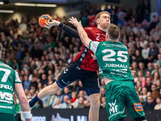 Simon Pytlick (SG Flensburg-Handewitt, 02) wird beim Wurf aus dem Rueckraum von Ludvig Jurmala Astroem (Frisch Auf Goeppingen, 25) gestoert, Frisch Auf Goeppingen vs. SG Flensburg-Handewitt, Handball, 1. Bundesliga, Herren, Spielzeit 2025 2026, 20.12.2025, Frisch Auf Goeppingen vs. SG Flensburg-Handewitt, Handball, 1. Bundesliga, Herren, Spielzeit 2025 2026, 20.12.2025 Goeppingen Copyright: xEibner-Pressefoto MichaelxSchmidx EP_MST