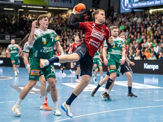 Simon Pytlick (SG Flensburg-Handewitt, 02) kommt frei zum Wurf, Frisch Auf Goeppingen vs. SG Flensburg-Handewitt, Handball, 1. Bundesliga, Herren, Spielzeit 2025 2026, 20.12.2025, Frisch Auf Goeppingen vs. SG Flensburg-Handewitt, Handball, 1. Bundesliga, Herren, Spielzeit 2025 2026, 20.12.2025 Goeppingen Copyright: xEibner-Pressefoto MichaelxSchmidx EP_MST