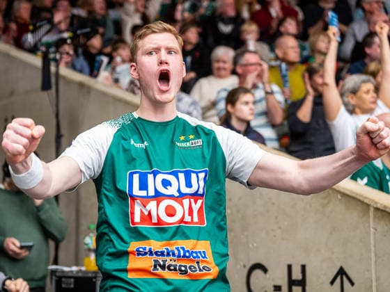 Ymir Oern Gislason (Frisch Auf Goeppingen, 33) jubelt von aussen, Frisch Auf Goeppingen vs. SG Flensburg-Handewitt, Handball, 1. Bundesliga, Herren, Spielzeit 2025 2026, 20.12.2025, Frisch Auf Goeppingen vs. SG Flensburg-Handewitt, Handball, 1. Bundesliga, Herren, Spielzeit 2025 2026, 20.12.2025 Goeppingen Copyright: xEibner-Pressefoto MichaelxSchmidx EP_MST