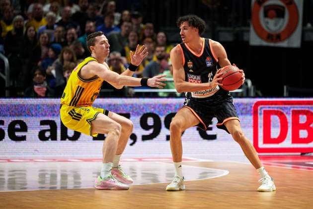 Justin Bean (Alba Berlin, 34), Alec Anigbata (Ratiopharm Ulm, 21), GER, ALBA Berlin vs. Ratiopharm Ulm, Basketball Herren, easy Credit BBL, Saison 2025 2026, 11. Spieltag, 20.12.2025 GER, ALBA Berlin vs. Ratiopharm Ulm, Basketball Herren, easy Credit BBL, Saison 2025 2026, 11. Spieltag, 20.12.2025 Berlin
