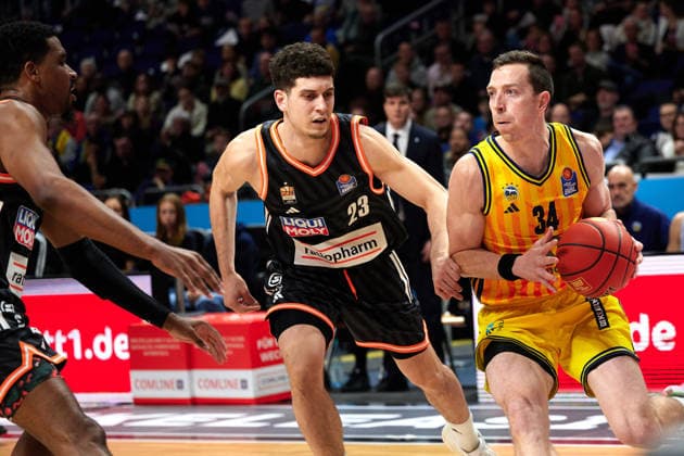 Diego Garavaglia (Ratiopharm Ulm, 23), Justin Bean (Alba Berlin, 34), GER, ALBA Berlin vs. Ratiopharm Ulm, Basketball Herren, easy Credit BBL, Saison 2025 2026, 11. Spieltag, 20.12.2025 GER, ALBA Berlin vs. Ratiopharm Ulm, Basketball Herren, easy Credit BBL, Saison 2025 2026, 11. Spieltag, 20.12.2025 Berlin