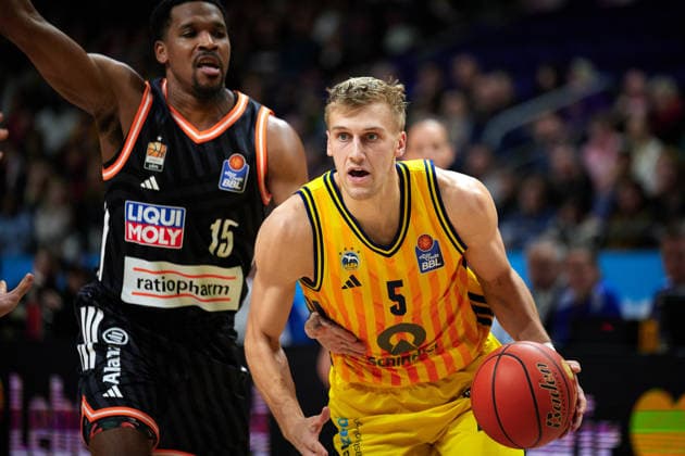Justin Simon (Ratiopharm Ulm, 15), Sam Griesel (Alba Berlin, 05), GER, ALBA Berlin vs. Ratiopharm Ulm, Basketball Herren, easy Credit BBL, Saison 2025 2026, 11. Spieltag, 20.12.2025 GER, ALBA Berlin vs. Ratiopharm Ulm, Basketball Herren, easy Credit BBL, Saison 2025 2026, 11. Spieltag, 20.12.2025 Berlin