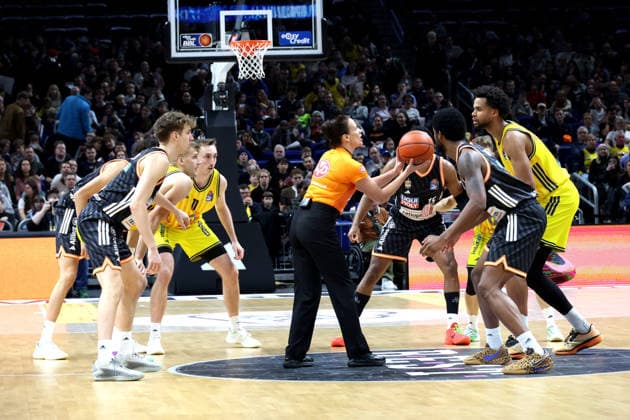 DEU, easyCredit BBL, ALBA vs. ratiopharm Ulm, 20.12.2025, Uber-Arena, Berlin, DEU, easyCredit BBL, ALBA vs. ratiopharm Ulm, im Bild Anstoss, Schiedsrichterin