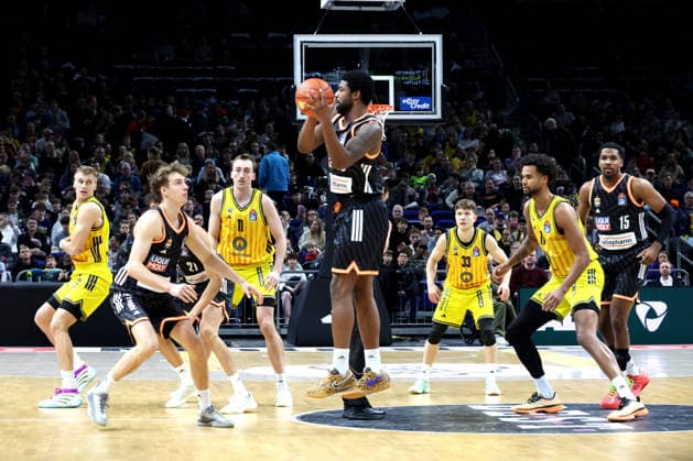 DEU, easyCredit BBL, ALBA vs. ratiopharm Ulm, 20.12.2025, Uber-Arena, Berlin, DEU, easyCredit BBL, ALBA vs. ratiopharm Ulm, im Bild Anstoss, ALBA-Spielerkreis, Malik Osborne (ratiopharm Ulm 10),