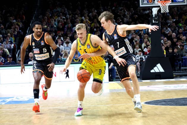 DEU, easyCredit BBL, ALBA vs. ratiopharm Ulm, 20.12.2025, Uber-Arena, Berlin, DEU, easyCredit BBL, ALBA vs. ratiopharm Ulm, im Bild Sam Griesel (ALBA Berlin 5), Justin Simon (ratiopharm Ulm 15), Tobias Jensen (ratiopharm Ulm 7)