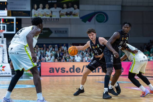Kaya Bayram (Tigers Tuebingen, 05), Melkisedek Moreaux (Tigers Tuebingen, 23), Rayshawn Mart (BBC Bayreuth, 03), Nat Diallo (BBC Bayreuth, 08) GER, BBC Bayreuth vs. Tigers Tuebingen, Basketball, BARMER 2. Bundesliga Bundesliga, Pro A, Saison 2025 2026, 13. Spieltag, 20.12.2025 GER, BBC Bayreuth vs. Tigers Tuebingen, Basketball, BARMER 2. Bundesliga Bundesliga, Pro A, Saison 2025 2026, 13. Spieltag, 20.12.2025 Bayreuth Copyright: xEibner-Pressefoto ArdanxFuessmanx EP_AFN