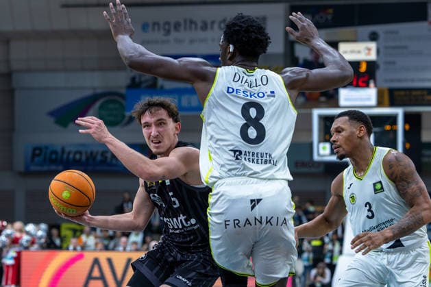 Kaya Bayram (Tigers Tuebingen, 05) , Nat Diallo (BBC Bayreuth, 08), Rayshawn Mart (BBC Bayreuth, 03) GER, BBC Bayreuth vs. Tigers Tuebingen, Basketball, BARMER 2. Bundesliga Bundesliga, Pro A, Saison 2025 2026, 13. Spieltag, 20.12.2025 GER, BBC Bayreuth vs. Tigers Tuebingen, Basketball, BARMER 2. Bundesliga Bundesliga, Pro A, Saison 2025 2026, 13. Spieltag, 20.12.2025 Bayreuth Copyright: xEibner-Pressefoto ArdanxFuessmanx EP_AFN