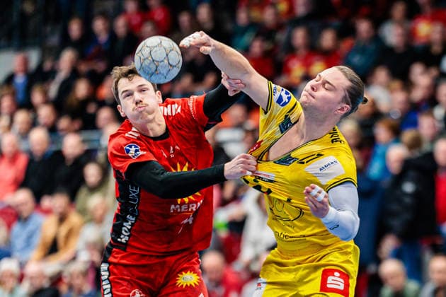 v.l. Sven Wesseling (TuS N-Luebbecke, 24), Joern Persson (HSG Krefeld Niederrhein, 34) GER, TuS N-Luebbecke vs. HSG Krefeld Niederrhein, Handball, 2. Bundesliga, 16. Spieltag, Spielzeit 2025 2026, 20.12.2025 GER, TuS N-Luebbecke vs. HSG Krefeld Niederrhein, Handball, 2. Bundesliga, 16. Spieltag, Spielzeit 2025 2026, 20.12.2025 Luebbecke Copyright: xEibner-Pressefoto JanxRollingerx EP_JSK