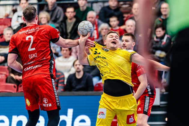 v.l. Jo Gerrit Genz (TuS N-Luebbecke, 02), Falk Kolodziej (HSG Krefeld Niederrhein, 05) GER, TuS N-Luebbecke vs. HSG Krefeld Niederrhein, Handball, 2. Bundesliga, 16. Spieltag, Spielzeit 2025 2026, 20.12.2025 GER, TuS N-Luebbecke vs. HSG Krefeld Niederrhein, Handball, 2. Bundesliga, 16. Spieltag, Spielzeit 2025 2026, 20.12.2025 Luebbecke Copyright: xEibner-Pressefoto JanxRollingerx EP_JSK