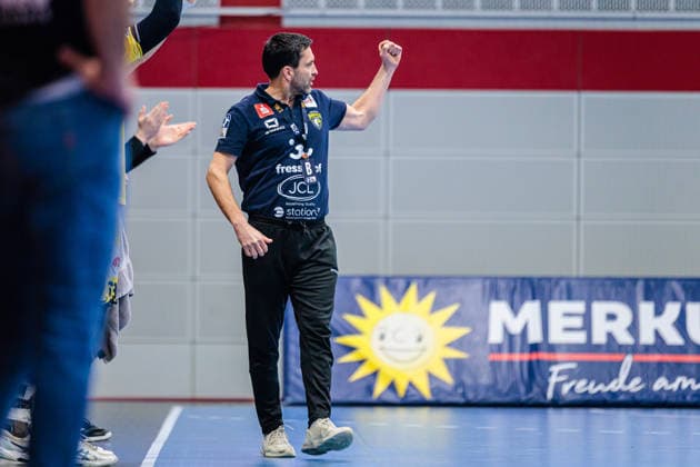 Mark Schmetz (HSG Krefeld Niederrhein, Trainer) jubelt freut sich GER, TuS N-Luebbecke vs. HSG Krefeld Niederrhein, Handball, 2. Bundesliga, 16. Spieltag, Spielzeit 2025 2026, 20.12.2025 GER, TuS N-Luebbecke vs. HSG Krefeld Niederrhein, Handball, 2. Bundesliga, 16. Spieltag, Spielzeit 2025 2026, 20.12.2025 Luebbecke Copyright: xEibner-Pressefoto JanxRollingerx EP_JSK