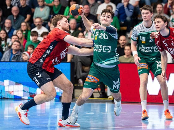Ludvig Hallbaeck (Frisch Auf Goeppingen, 20) im Zweikampf mit Johannes Golla (SG Flensburg-Handewitt, 04), Frisch Auf Goeppingen vs. SG Flensburg-Handewitt, Handball, 1. Bundesliga, Herren, Spielzeit 2025 2026, 20.12.2025, Frisch Auf Goeppingen vs. SG Flensburg-Handewitt, Handball, 1. Bundesliga, Herren, Spielzeit 2025 2026, 20.12.2025 Goeppingen Copyright: xEibner-Pressefoto MichaelxSchmidx EP_MST