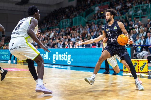Miles Tention (Tigers Tuebingen, 03) Nat Diallo (BBC Bayreuth, 08) GER, BBC Bayreuth vs. Tigers Tuebingen, Basketball, BARMER 2. Bundesliga Bundesliga, Pro A, Saison 2025 2026, 13. Spieltag, 20.12.2025 GER, BBC Bayreuth vs. Tigers Tuebingen, Basketball, BARMER 2. Bundesliga Bundesliga, Pro A, Saison 2025 2026, 13. Spieltag, 20.12.2025 Bayreuth Copyright: xEibner-Pressefoto ArdanxFuessmanx EP_AFN