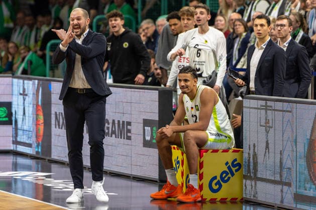 Florian Wedell (BBC Bayreuth, Head Coach), Leroy Ikejiaku (BBC Bayreuth, 22) Moritz Plescher (BBC Bayreuth, 06) GER, BBC Bayreuth vs. Tigers Tuebingen, Basketball, BARMER 2. Bundesliga Bundesliga, Pro A, Saison 2025 2026, 13. Spieltag, 20.12.2025 GER, BBC Bayreuth vs. Tigers Tuebingen, Basketball, BARMER 2. Bundesliga Bundesliga, Pro A, Saison 2025 2026, 13. Spieltag, 20.12.2025 Bayreuth Copyright: xEibner-Pressefoto ArdanxFuessmanx EP_AFN
