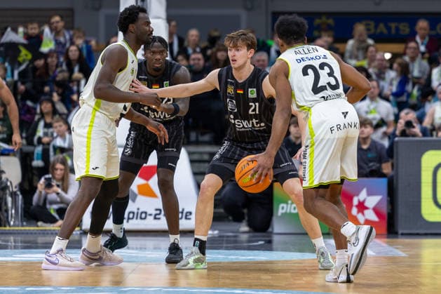 Connor Nelson (Tigers Tuebingen, 21), Melkisedek Moreaux (Tigers Tuebingen, 23), KeVaughn Allen (BBC Bayreuth, 23) GER, BBC Bayreuth vs. Tigers Tuebingen, Basketball, BARMER 2. Bundesliga Bundesliga, Pro A, Saison 2025 2026, 13. Spieltag, 20.12.2025 GER, BBC Bayreuth vs. Tigers Tuebingen, Basketball, BARMER 2. Bundesliga Bundesliga, Pro A, Saison 2025 2026, 13. Spieltag, 20.12.2025 Bayreuth Copyright: xEibner-Pressefoto ArdanxFuessmanx EP_AFN