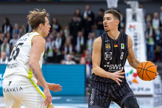 Felix Edwardsson (Tigers Tuebingen, 08) im Zweikampf mit Lenny Liedtke (BBC Bayreuth, 55) GER, BBC Bayreuth vs. Tigers Tuebingen, Basketball, BARMER 2. Bundesliga Bundesliga, Pro A, Saison 2025 2026, 13. Spieltag, 20.12.2025 GER, BBC Bayreuth vs. Tigers Tuebingen, Basketball, BARMER 2. Bundesliga Bundesliga, Pro A, Saison 2025 2026, 13. Spieltag, 20.12.2025 Bayreuth Copyright: xEibner-Pressefoto ArdanxFuessmanx EP_AFN