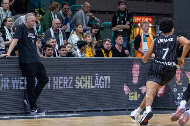 Henrik Sonko (Tigers Tuebingen, Head Coach), Silas Oriane (Tigers Tuebingen, 07), Rueckstand GER, BBC Bayreuth vs. Tigers Tuebingen, Basketball, BARMER 2. Bundesliga Bundesliga, Pro A, Saison 2025 2026, 13. Spieltag, 20.12.2025 GER, BBC Bayreuth vs. Tigers Tuebingen, Basketball, BARMER 2. Bundesliga Bundesliga, Pro A, Saison 2025 2026, 13. Spieltag, 20.12.2025 Bayreuth Copyright: xEibner-Pressefoto ArdanxFuessmanx EP_AFN
