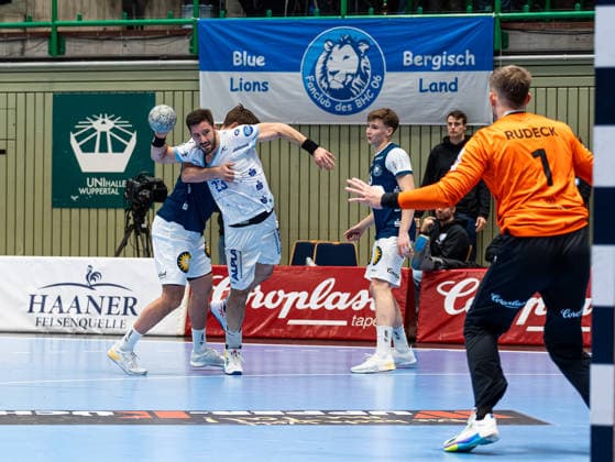 Tim Suton (TBV Lemgo Lippe, 23) beim Torwurf gegen Christopher Rudeck (Bergischer HC, 01) Bergischer HC vs. TBV Lemgo Lippe, Handball, 1. Bundesliga, 18. Spieltag, Saison 2025 2026, 20.12.2025 Bergischer HC vs. TBV Lemgo Lippe, Handball, 1. Bundesliga, 18. Spieltag, Saison 2025 2026, 20.12.2025 Wuppertal Copyright: xEibner-Pressefoto DamianxKruczynx EP_DKI