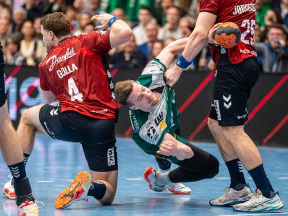 Erik Persson (Frisch Auf Goeppingen, 22) im Duell mit Johannes Golla (SG Flensburg-Handewitt, 04) und Lukas Jorgensen (SG Flensburg-Handewitt, 25), Frisch Auf Goeppingen vs. SG Flensburg-Handewitt, Handball, 1. Bundesliga, Herren, Spielzeit 2025 2026, 20.12.2025, Frisch Auf Goeppingen vs. SG Flensburg-Handewitt, Handball, 1. Bundesliga, Herren, Spielzeit 2025 2026, 20.12.2025 Goeppingen Copyright: xEibner-Pressefoto MichaelxSchmidx EP_MST