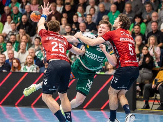 Oskar Neudeck (Frisch Auf Goeppingen, 02) im Duell mit Niclas Kirkeloekke (SG Flensburg-Handewitt, 05) und Lukas Jorgensen (SG Flensburg-Handewitt, 25), Frisch Auf Goeppingen vs. SG Flensburg-Handewitt, Handball, 1. Bundesliga, Herren, Spielzeit 2025 2026, 20.12.2025, Frisch Auf Goeppingen vs. SG Flensburg-Handewitt, Handball, 1. Bundesliga, Herren, Spielzeit 2025 2026, 20.12.2025 Goeppingen Copyright: xEibner-Pressefoto MichaelxSchmidx EP_MST