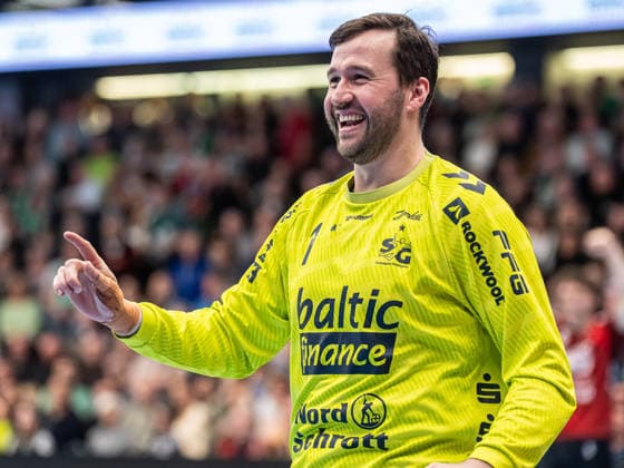 Benjamin Buric (SG Flensburg-Handewitt, 01) hat Grund zu Strahlen, Frisch Auf Goeppingen vs. SG Flensburg-Handewitt, Handball, 1. Bundesliga, Herren, Spielzeit 2025 2026, 20.12.2025, Frisch Auf Goeppingen vs. SG Flensburg-Handewitt, Handball, 1. Bundesliga, Herren, Spielzeit 2025 2026, 20.12.2025 Goeppingen Copyright: xEibner-Pressefoto MichaelxSchmidx EP_MST