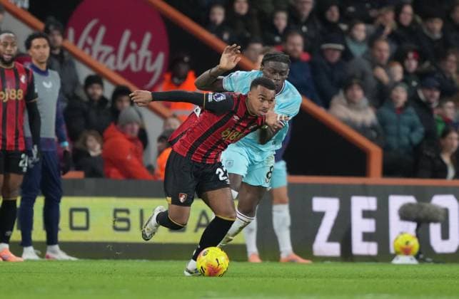 Eli Junior Kroupi of Bournemouth and Lesley Ugochukwu of Burnley battle for the ball. AFC Bournemouth v Burnley, Premier League, Football, Vitality Stadium, Bournemouth, UK - 20 Dec 2025Bournemouth Vitality Stadium United Kingdom EDITORIAL USE ONLY No use with unauthorised audio, video, data, fixture lists, club league logos or live services. Online in-match use limited to 120 images, no video emulation. No use in betting, games or single club league player publications. Copyright: xSeanxRyan Shutterstockx 16148920bz