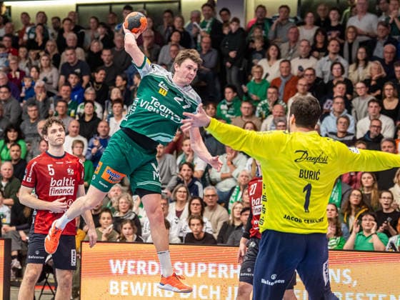 Oskar Sunnefeldt (Frisch Auf Goeppingen, 27) kommt frei zum Wurf, Frisch Auf Goeppingen vs. SG Flensburg-Handewitt, Handball, 1. Bundesliga, Herren, Spielzeit 2025 2026, 20.12.2025, Frisch Auf Goeppingen vs. SG Flensburg-Handewitt, Handball, 1. Bundesliga, Herren, Spielzeit 2025 2026, 20.12.2025 Goeppingen Copyright: xEibner-Pressefoto MichaelxSchmidx EP_MST