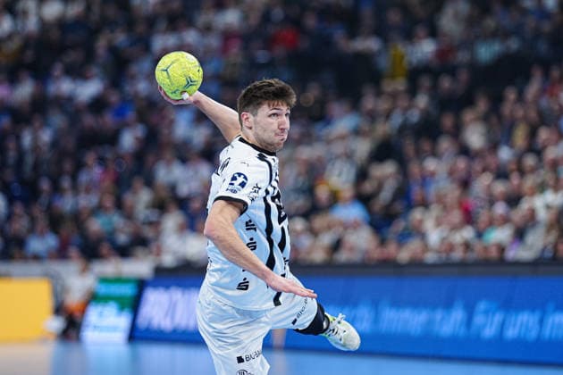 7 Meter Wurf Tor Lukas Zerbe (THW Kiel, 24) GER, THW Kiel vs. TSV Hannover-Burgdorf, Handball, 1. Bundesliga, Spieltag 18, Saison 2025 2026, 20.12.2025 GER, THW Kiel vs. TSV Hannover-Burgdorf, Handball, 1. Bundesliga, Spieltag 18, Saison 2025 2026, 20.12.2025 Kiel Copyright: xEibner-Pressefoto MarcelxvonxFehrnx EP_MFN